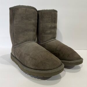 UGG CLASSIC SHORT GRAY BOOTS WOMEN’S SIZE 6